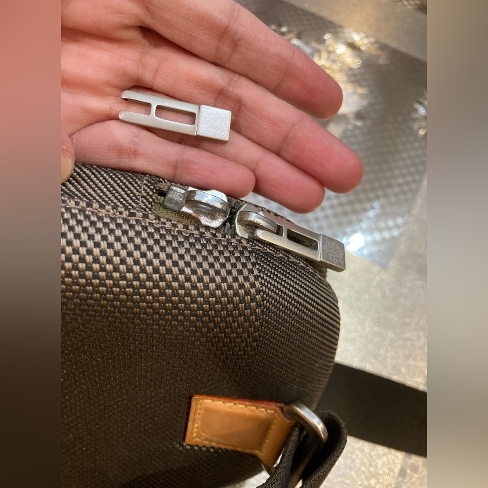 💯% Authentic Louis Vuitton crossbody - Picture 16 of 16